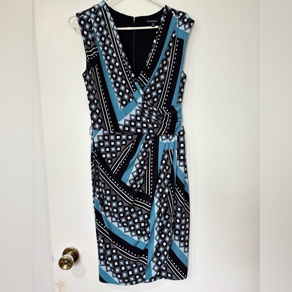 ✨Le Château Geometric Print Wrap Dress - Size M - Picture 1 of 6